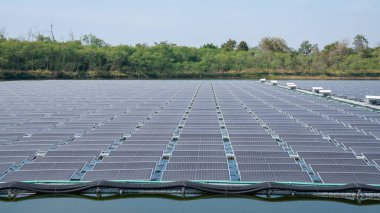 Güzeller güzeli göldeki güneş enerjisi santrali çiftliği. Yüzen güneş panelleri yeşil enerji sağlıyor. Yenilenebilir enerji.