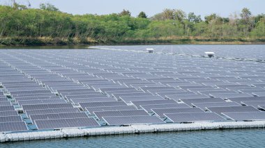Güzeller güzeli göldeki güneş enerjisi santrali çiftliği. Yüzen güneş panelleri yeşil enerji sağlıyor. Yenilenebilir enerji.