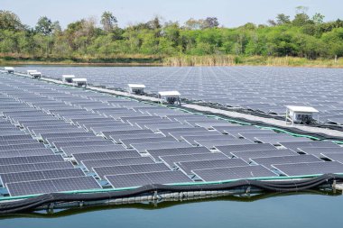Güzeller güzeli göldeki güneş enerjisi santrali çiftliği. Yüzen güneş panelleri yeşil enerji sağlıyor. Yenilenebilir enerji.