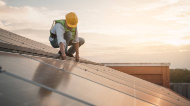 Servis mühendisi hasar görmüş bir parça var mı diye çatıdaki güneş hücresini kontrol ediyor. Mühendis işçisi güneş paneli kuruyor. Temiz enerji kavramı.