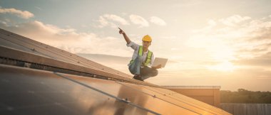 Servis mühendisi hasar görmüş bir parça var mı diye çatıdaki güneş hücresini kontrol ediyor. Mühendis işçisi güneş paneli kuruyor. Temiz enerji kavramı.