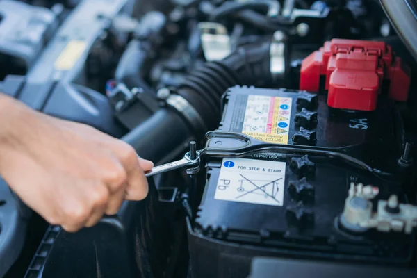 Egy Ember Karbantartja Kocsiját Ellenőrzi Kicseréli Akkumulátort Gépjármű Karbantartási Koncepció Stock Fotó