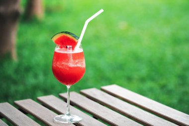 Bahçedeki ahşap masada taze karpuz smoothie. Yaz için sağlıklı su.. 