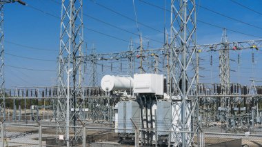 Elektrik Santralindeki yüksek voltajlı trafo Endüstriyel Enerji Teknolojisi. Elektrik Endüstrisindeki Voltaj Malzemeleri.