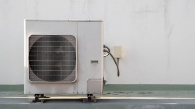 Bir binanın çatısına klima kompresörü, endüstriyel havalandırma üniteleri ve havalandırma sistemleri yerleştirildi..