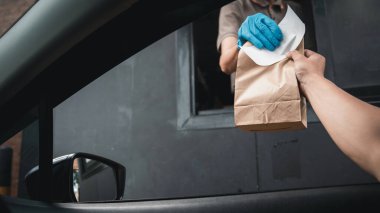 Delikanlı kahveyi tezgahtan alıyor, sür ve kovid19 'u korumak için götür..