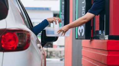 Delikanlı kahveyi tezgahtan alıyor, sür ve kovid19 'u korumak için götür..