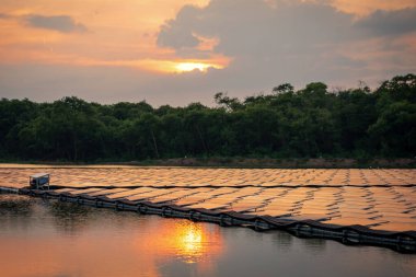 Güzeller güzeli göldeki güneş enerjisi santrali çiftliği. Yüzen güneş panelleri yeşil enerji sağlıyor. Günbatımında yenilenebilir enerji..