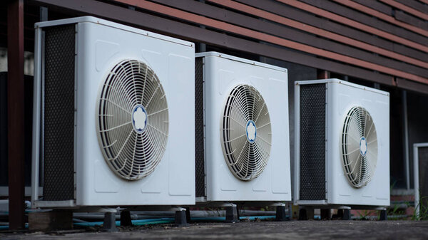 Компрессор кондиционера, установленный на стене здания, а также промышленные кондиционеры и вентиляционные системы. Системы охлаждения.