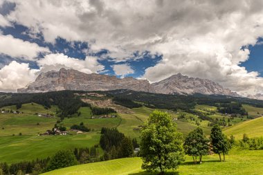 Alta Badia Alpler'de Dolomiti amd doruklarına görünümü, Trentino Alto Adige bölgesinin İtalya'nın peyzaj