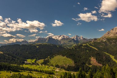 Alta Badia Alpler'de Dolomiti amd doruklarına görünümü, Trentino Alto Adige bölgesinin İtalya'nın peyzaj