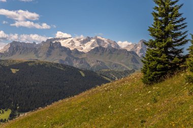 Alta Badia Alpler'de Dolomiti amd doruklarına görünümü, Trentino Alto Adige bölgesinin İtalya'nın peyzaj