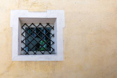 Güzel evlerin ön cephelerinde pencereler