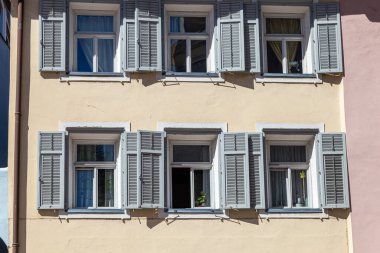 Güzel evlerin ön cephelerinde pencereler