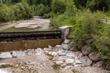 İtalyan Alta Badia Alplerinde huzurlu bir dağ deresi