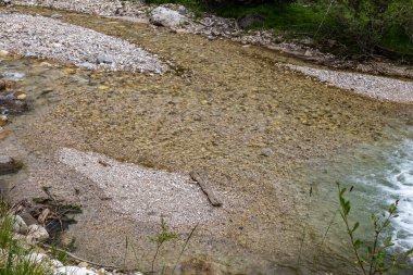 İtalyan Alta Badia Alplerinde huzurlu bir dağ deresi