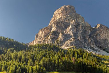 Trentino Dolomites dağlarının manzara fotoğrafı.