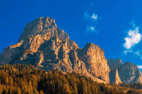 在阿尔塔巴迪亚洛米蒂阿尔卑斯山景观 Amd 峰认为 意大利的特伦蒂诺上阿迪杰地区 — 图库照片
