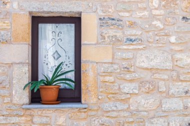 Taş duvardaki antik pencere, arka plan için.