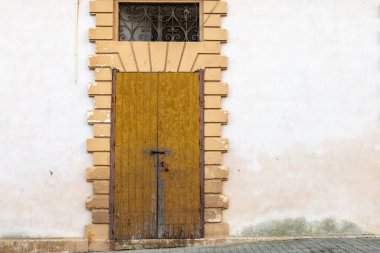 Ortaçağ taş duvarındaki eski kapı.