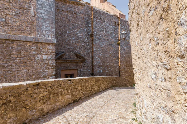 Explorando Cantos Becos Uma Vila Medieval Siciliana — Fotografia de Stock