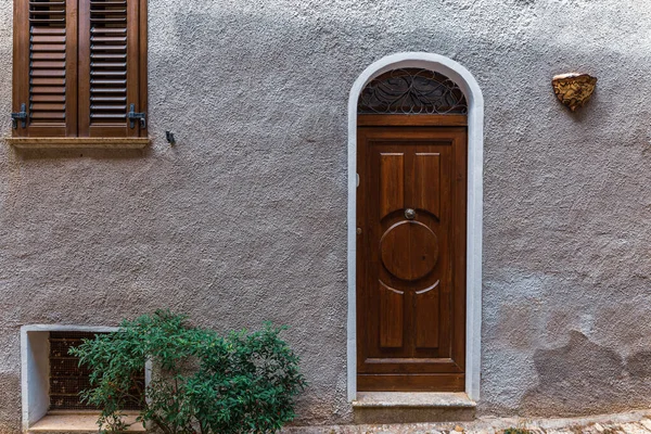 Сицилия Старая Дверь Средневековой Каменной Стене — стоковое фото