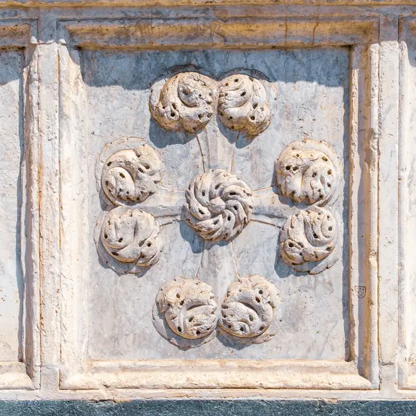 Λεπτομέρεια Από Οικόσημα Πέτρα Στην Πρόσοψη Μιας Φλωρεντίας Μεσαιωνικής Εκκλησίας — Φωτογραφία Αρχείου
