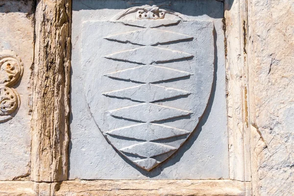 Detalhe Brasões Pedra Fachada Uma Igreja Medieval Florentina — Fotografia de Stock