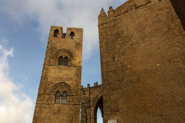 Sicilya 'nın antik Sicilya köyü Erice' nin kilise ve ortaçağ çan kulesi manzarası