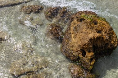 Kayalar ve saydam Akdeniz Sicilya