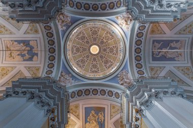 Eski bir barok. Sicilya kilisesinin çatısı süslenmiş.