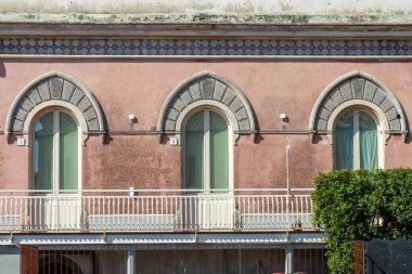 Eski Sicilya evlerinin kapı ve pencereleri