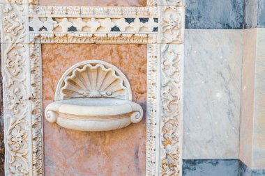 Toskana: Ortaçağ taş duvarındaki eski heykel