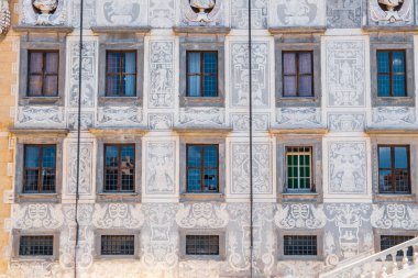 Toskana: Ortaçağ taş duvarındaki eski pencereler