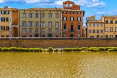 Nehrin manzarası antik bir ortaçağ İtalyan şehrini geçiyor.