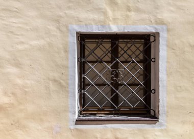 Güzel evlerin ön cephelerinde pencereler