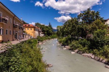 Brixen 'den akan Rienz Nehri manzarası