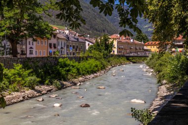 Brixen 'den akan Rienz Nehri manzarası