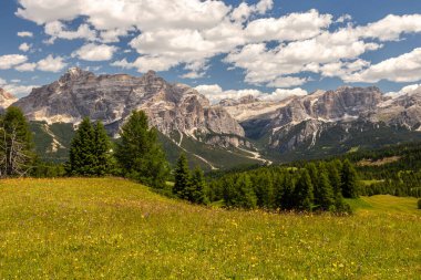 Alta Badia Alpler'de Dolomiti amd doruklarına görünümü, Trentino Alto Adige bölgesinin İtalya'nın peyzaj