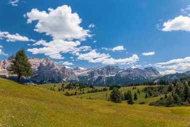Alta Badia Alpler'de Dolomiti amd doruklarına görünümü, Trentino Alto Adige bölgesinin İtalya'nın peyzaj