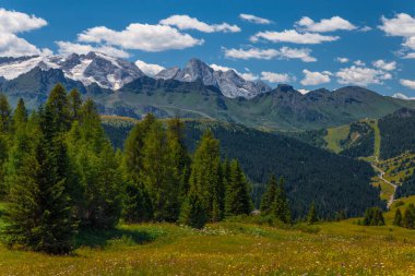 Alta Badia Alpler'de Dolomiti amd doruklarına görünümü, Trentino Alto Adige bölgesinin İtalya'nın peyzaj