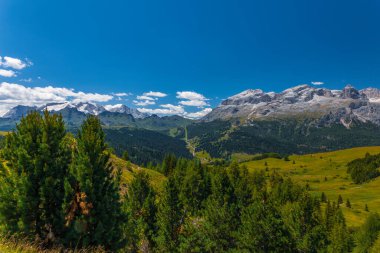 Alta Badia Alpler'de Dolomiti amd doruklarına görünümü, Trentino Alto Adige bölgesinin İtalya'nın peyzaj