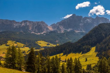 Alta Badia Alpler'de Dolomiti amd doruklarına görünümü, Trentino Alto Adige bölgesinin İtalya'nın peyzaj