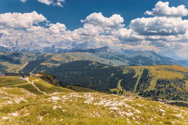 Alta Badia Alpler'de Dolomiti amd doruklarına görünümü, Trentino Alto Adige bölgesinin İtalya'nın peyzaj