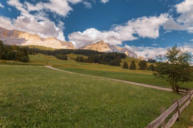 Alta Badia Alpler'de Dolomiti amd doruklarına görünümü, Trentino Alto Adige bölgesinin İtalya'nın peyzaj