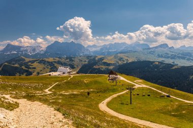 Alta Badia Alpler'de Dolomiti amd doruklarına görünümü, Trentino Alto Adige bölgesinin İtalya'nın peyzaj