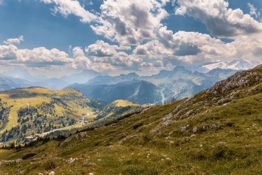 Alta Badia Alpler'de Dolomiti amd doruklarına görünümü, Trentino Alto Adige bölgesinin İtalya'nın peyzaj