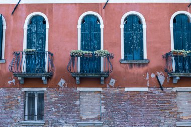 Eski Venedik evlerinin kapı ve pencereleri