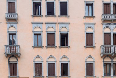 Eski Venedik evlerinin kapı ve pencereleri