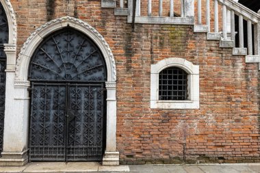 Eski Venedik evlerinin kapı ve pencereleri